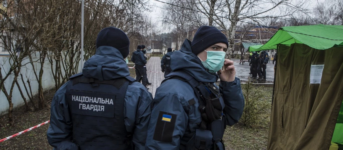 Μακάβριο σκηνικό στην Ουκρανία: Ετοιμάζουν τάφους για θύματα του κορωνοϊού